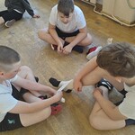 Dzieci podczas zajęć praktycznych - bandażowanie (7).jpg