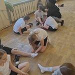 Dzieci podczas zajęć praktycznych - bandażowanie (4).jpg