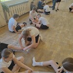 Dzieci podczas zajęć praktycznych - bandażowanie (2).jpg