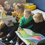 Dzieci  z klasy II B z misiem śledzą tekst opowiadania o Tosi w wielkich książkach (3).png