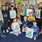 Dzieci z klasy II B z misiem i dużymi książkami - zdjęcie grupowe.png