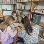 Dzieci z klasy II D odczas zajęć w bibliotece (2).png