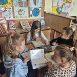 Dzieci z klasy II D odczas zajęć w bibliotece (1).png