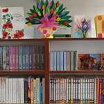 Kwiaty i życzenia od czytelników na regale bibliotecznym.png