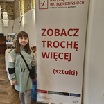 6 Xeniya na wernisażu.png