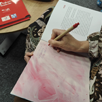 Celina Zubrycka wypisuje dedykację dla czytelników biblioteki SP 43 (1).png