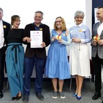 Pisarka z osobami czytającymi na inauguracji akcji Rozczytane Podlaskie.jpg
