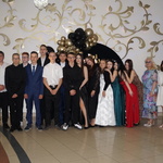 Klasa VIII B z wychowawcą.JPG