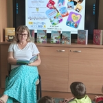 Dzieciom z klas trzecich czyta kierownik Filii nr 8 Książnicy Podlaskiej (4).jpg