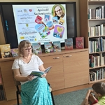 1 Dzieciom z klas trzecich czyta kierownik Filii nr 8 Książnicy Podlaskiej (2).jpg