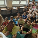 1 Dzieciom z klas trzecich czyta kierownik Filii nr 8 Książnicy Podlaskiej (3).jpg