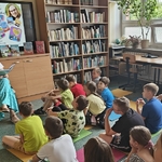 Dzieciom z klas trzecich czyta kierownik Filii nr 8 Książnicy Podlaskiej (1).jpg
