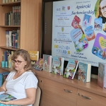 Dzieciom z klas trzecich czyta kierownik Filii nr 8 Książnicy Podlaskiej (5).jpg