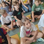Dzieciom z klas trzecich czyta kierownik Filii nr 8 Książnicy Podlaskiej (8).jpg