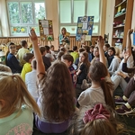 5 Dzieciom ze świetlicy czyta konsultantka CEN w Białymstoku (7).jpg