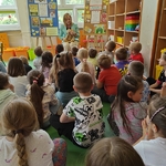 5 Dzieciom ze świetlicy czyta konsultantka CEN w Białymstoku (34).jpg