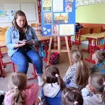 1 b mama Patrycji czyta __Miasto ze Złotym Sercem (2).jpg