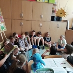 2 c mama Wojtka czyta legendę O Białymstoku i o białym stoku.jpg