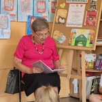 2 d Babcia Dawida czyta książkę A Suchowierskiej.jpg