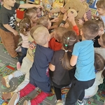 00 Dzieciom z oddziałów przedszkolnych czyta nauczycielka bibliotekarka (6).jpg