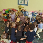 00 Dzieciom z oddziałów przedszkolnych czyta nauczycielka bibliotekarka (5).jpg