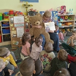 00 Dzieciom z oddziałów przedszkolnych czyta nauczycielka bibliotekarka (7).jpg
