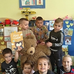 00 Dzieciom z oddziałów przedszkolnych czyta nauczycielka bibliotekarka (11).jpg