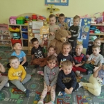 00 Dzieciom z oddziałów przedszkolnych czyta nauczycielka bibliotekarka (10).jpg