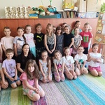 1 a mama Natalii czytała książkę Płezent.jpg