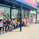 1 Dzieci z klasy 2 a na przystanku autobusowym.jpg