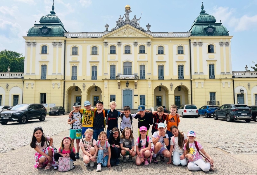 Dzieci z klasy 2 a przed Pałacem Branickich (1).jpg