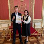 Laureat z nauczycielką.jpg