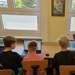 Dzieci ze świetlicy podczas gry Wylosuj i zastosuj (2).jpg