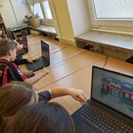 Dzieci ze świetlicy podczas gry Wylosuj i zastosuj (5).jpg
