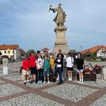 1 Uczniowie i nauczycielka pod pomnikiem Stefana Czarnieckiego .jpg