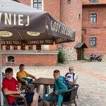 6 Uczniowie w kawiarence na dziedzińcu zamku (2).jpg