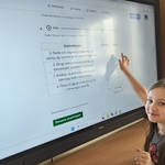 2 wychowankowie świetlicy wykonują ćwiczenia interaktywne (2).jpg