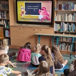 1 wychowankowie świetlicy oglądają bajkę edukacyjną (1).jpg