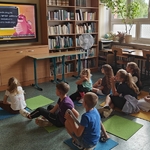 1 wychowankowie świetlicy oglądają bajkę edukacyjną (3).jpg