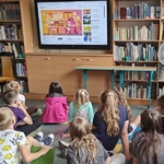 1 wychowankowie świetlicy oglądają bajkę edukacyjną (2).jpg