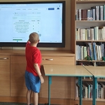 2 wychowankowie świetlicy wykonują ćwiczenia interaktywne (7).jpg