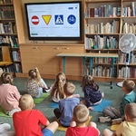 2 wychowankowie świetlicy wykonują ćwiczenia interaktywne (5).jpg