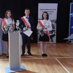 2b Pani Małgorzata Stempniewska z wychowankami z VIII b nagrodzonymi za pracę w poczcie sztandarowym.png