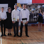2a Pani Mirosława Kalina z wychowankami z VIII c - laureatami konkursów W tle dyrektor i prowadzący.png