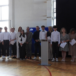3 Dyrektor i wychowawca z rodzicami i uczniami VIII a nagrodzonymi listami gratulacyjnymi.png