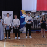 2d Pani M Stempniewska z uczniami nagrodzonymi za  nagłaśnianie uroczystości Szymonem L i Szymonem O.png
