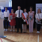 3b Dyrektor i wychowawczyni z rodzicami i uczniami VIII b nagrodzonymi listami gratulacyjnymi.png