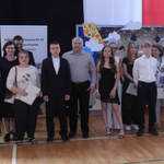 3c Dyrektor  i wychowawczyni z rodzicami i uczniami VIII c nagrodzonymi listami gratulacyjnymi.png