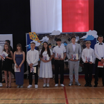 5c Pani Mirosława Kalina z uczniami VIII c nagrodzonymi za bardzo dobre wyniki w nauce.png