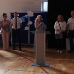 5f Pani Małgorzata Stempniewska i pan dyrektor z rodzicami uczniów VIII b Podziękowania za aktywność w życiu klasy i szkoły.png